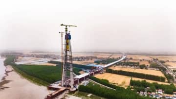 世界最大スパンの道路斜張橋・観音寺長江大橋の主塔が完成―中国