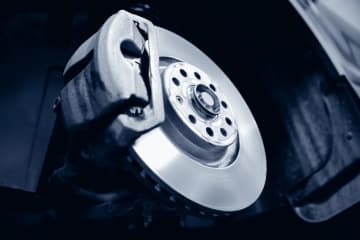車のブレーキパッド、何キロ走ったら交換すべき？放置して乗り続けたらどうなるの？