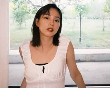 のん、美デコルテ全開の白ワンピ姿に悶絶「こんな彼女が欲しいなー」