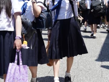 保護者は知らない「生理中はタンポンでプールに入れ」「修学旅行で全裸水滴チェック」の異常事態