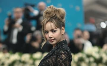 BLACKPINKリサの衣装がSNSで物議。パンツレススタイルのデザインがある人物に似ていると注目集める