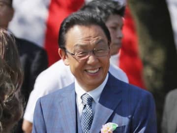 梅沢富美男さん、預かり中の保護犬・ゴマくんとデレデレショット⇒「かわいい」「癒やされる」と反響