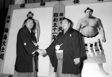 ＜あのころ＞「輪湖時代」の両横綱　49年前の5月8日