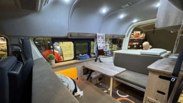 トヨタ車の「中身」は、まさかの部屋。落ち着いた車内は「広すぎ」「もはや住める」