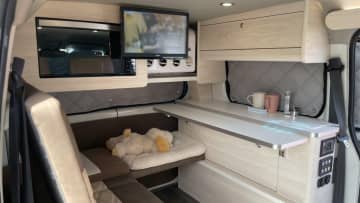 「走るリビング」「えっ クルマの中なの？」トヨタ車ベースのキャンピングカー、もはや部屋。