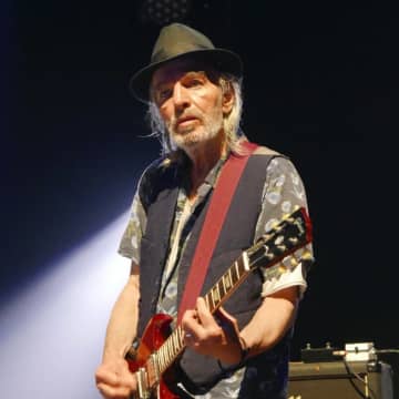 ダムドのブライアン・ジェイムス、イギリス海峡に海洋散骨