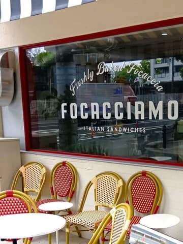 大阪発！万博『イタリア館』が待ちきれず、話題のフォカッチャをテイクアウトしイタリア気分！