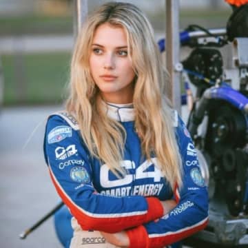 「どえらいボディだ！」米美女プロレーサーがF1マイアミGPで披露した“超絶セクシードレス”姿にファン衝撃！「攻めてるね」「仲間たちもヤバい」