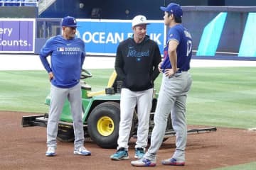 大谷が敵将に“イタズラ”　背後から忍び寄り…旧交温め笑顔　お馴染みヘッドバンプは無念の空振り