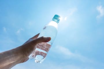 『ペットボトル』の雑学4選　飲み口の色に違いがあるのはなぜ？