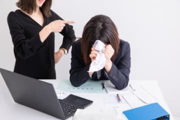 「昼休みに昼食食べるな」横暴すぎる同僚に疲弊　周囲も助けてくれず「さっさと辞めればよかったと後悔してます」と語る女性