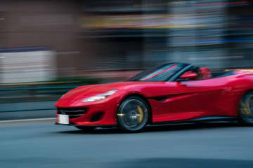 800馬力のフェラーリが “フル加速” を見せつけるも『手すりに衝突』し大破 ネットでコメント殺到「イキり散らしてるやつの末路としてふさわしい」「手すりが迷惑」