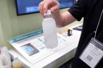 【編集部の注目！】シャープ、「飲める氷」を作れるアイススラリー冷蔵庫を実演