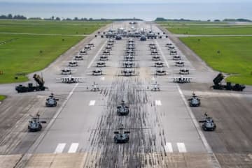 嘉手納基地 史上最大級の「エレファントウォーク」を実施 50機超の大編隊！