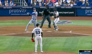 何が起きた？ 大谷翔平に“想定外のハプニング”「珍しいな」「どうした」 内角球を強引にフルスイング→超長尺バットが折れる