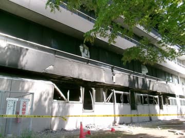 「防災拠点となる市役所で火災、遺憾」　埼玉・白岡市役所で火災　築33年の庁舎、スプリンクラーはなかった　業務再開の見通し立たず　1階の1300平方メートルを焼く　GW最終日の夜に出火を確認　きょう8日以降、行政サービスは
