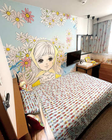少女漫画の世界を楽しむ…漫画家・花村えい子さんの特別室、埼玉・川越のホテルにお目見え　壁一面に描いた少女…カーテンや寝具も独自に用意　利用は最大2人まで