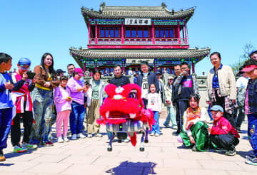 中国メーデー連休、多くの観光地に人型ロボットが登場し旅行者を驚かせる―スペインメディア