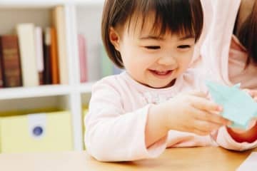 何才ごろから楽しめる？ 親子で折り紙遊び
