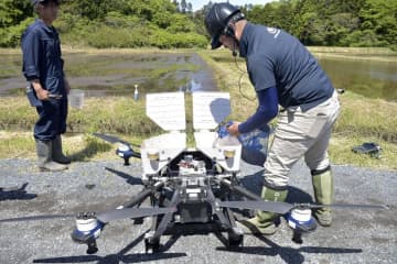 ドローンで稲の種もみまく　生産者の負担軽減へ実演会　茨城・高萩