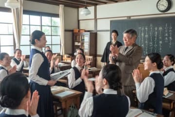 明日の『あんぱん』“のぶ”今田美桜の写真が新聞にのり“愛国の鑑”として注目を集める