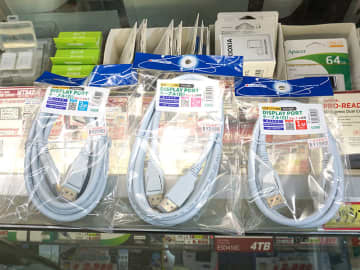 ホワイトカラーのDisplayPort 1.4対応ケーブル、長さは3種類