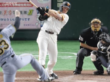 若林楽人の先制2ランHR呼び込む来日初犠打&適時二塁打で岡本和真不在の巨人を勝利に導いた強打者とは！？