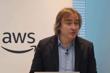 AWS、Amazon Braketや新型量子チップ「Ocelot」など量子コンピューティングへの取り組みを説明