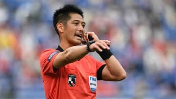 J1湘南vs広島で…山本雄大主審のファウル判定基準に異論続々。人違いでVARも