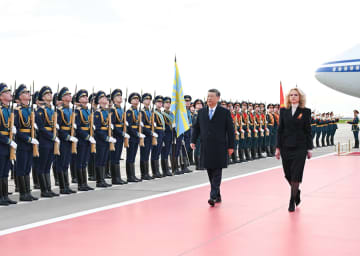 中国の習近平主席がモスクワに到着、ロシア訪問を開始