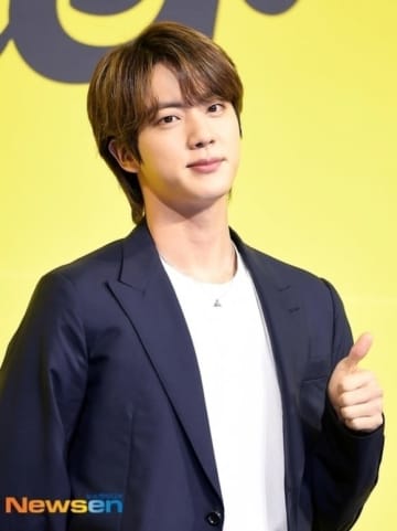 BTS ジンに「突然のキス」で物議…50代の日本人女性が警察に出頭