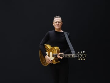 ブライアン・アダムス、新曲「ネヴァー・エヴァ―・レット・ユー・ゴー」MV公開　エリザベス・ハーレイ出演