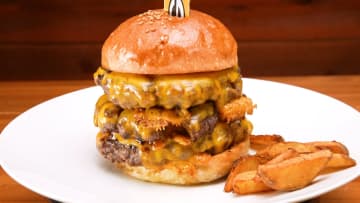 野菜はゼロ！肉だけの超ど迫力バーガー『ゴリゴリバーガー』を作る神様は、元プロアメフト選手