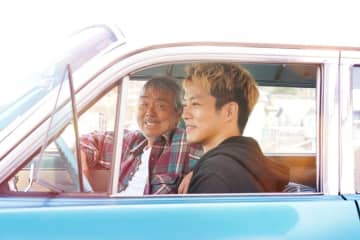 寺尾聰×松坂桃李 豪華で個性溢れる横須賀の仲間たちの新規場面写真解禁『父と僕の終わらない歌』