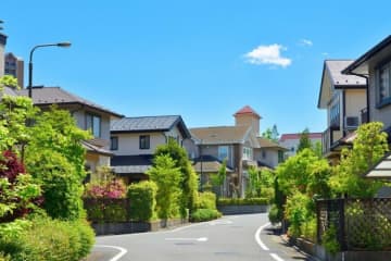 バス停で「缶ジュース」を飲んでいたら…なぜか周囲から視線　缶の「デザイン」を見て納得