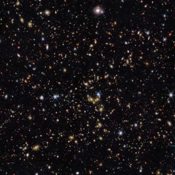 宇宙望遠鏡のチームプレイで観測した「ろくぶんぎ座」の銀河群【今日の宇宙画像】