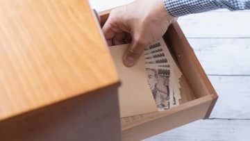 祖父に「スズキのジムニーがほしい」と行ったら、タンス預金から「300万円」を渡してくれた！ 親に内緒で受け取って大丈夫ですか？ 大学生なので、親に“贈与税”がかかるでしょうか？