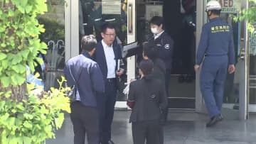「男2人が暴れて窓ガラスを割った」小学2年生の教室に侵入し窓ガラス割る　児童らにケガなし、教員4人ケガ　東京・立川市立第三小学校