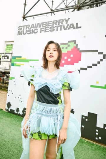 のん、ほっそり美脚大胆見せのフェス衣装SHOTに「かわいいー！！！」「まるで実写版ティンカーベル」の声