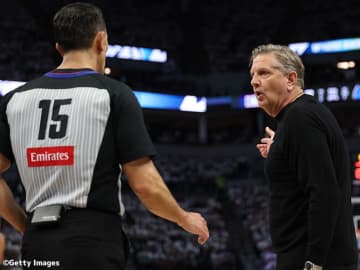 ウルブズのフィンチHCがゴール下での誤審に不満爆発…カーHCは“お互い様”と返答