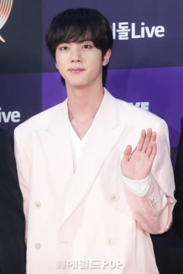「BTS」JINに奇襲キスした50代の日本人の女、韓国入国後に自ら出頭…検察に送致