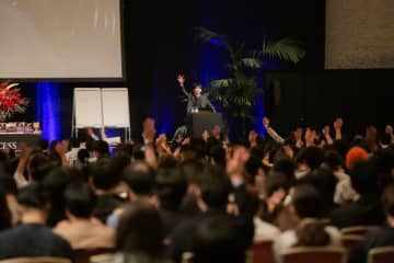 「大人になっても学び続ける」——45万人が共感する教育家・三凛さとし氏の挑戦