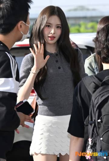 【PHOTO】izna「KCON JAPAN 2025」のため日本へ…笑顔で挨拶（動画あり）