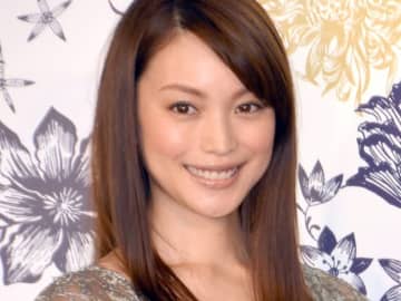 蛯原友里45歳、雨の日カフェタイムも絵になる美しさ「可愛さが変わらない！」「全てがオシャレ」