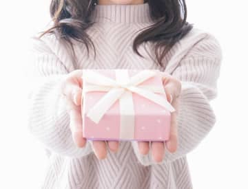 最悪の誕生日！友人からのプレゼント、デパコス口紅が“名前入り使い回し”　もらった女性「こんな人だったとは」と絶縁