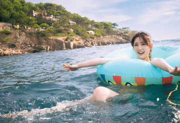 乃木坂46 筒井あやめ、地中海を浮き輪で泳ぐ「最初は海に吸い込まれそうで……」写真集先行カット公開