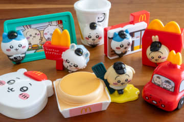 「ちいかわ」が今年もマクドナルドのハッピーセットに登場！　ついにマクドナルドクルーデザインのおもちゃになった