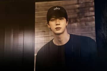 BTSのJINにキスした日本人の女性が韓国警察に出頭し書類送検＝韓国ネット「もう許してあげて」