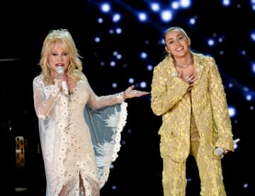 マイリー・サイラス、ゴッドマザーのドリー・パートンからもらった最高のアドバイスとは？