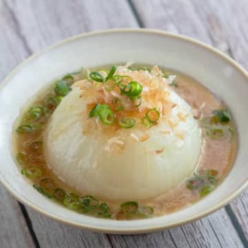 【新玉ねぎを丸ごと調理したら最高だった】「想像以上に甘くてトロトロ！」レンジ5分で完成の感動レシピ